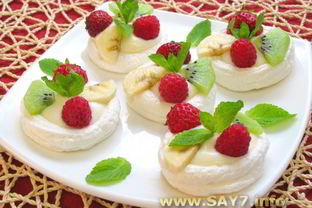 Безе с кремом и фруктами