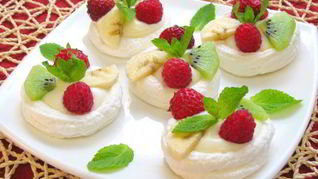 Безе с кремом и фруктами