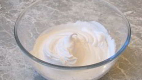 безе с кремом и фруктами