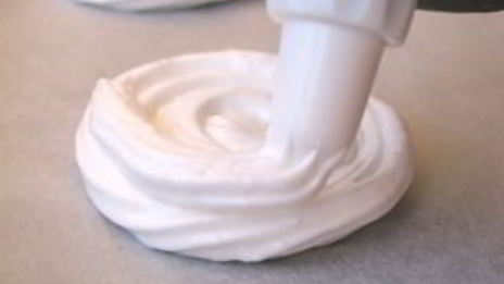 безе с кремом и фруктами