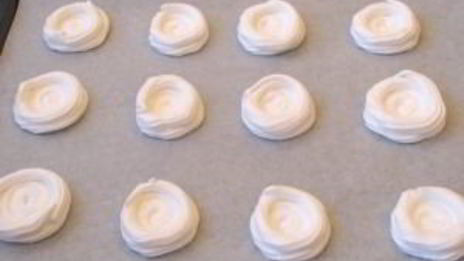 безе с кремом и фруктами