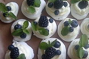 Безе с сырным кремом и ягодами