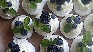 Безе с сырным кремом и ягодами