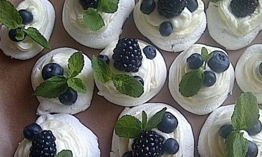 Рецепт безе с сырным кремом и ягодами