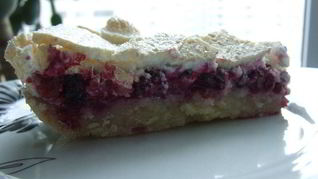 Брусничный пай под хрустящим облаком из безе