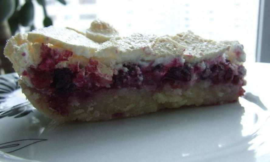 Рецепт брусничного пая под хрустящим облаком из безе