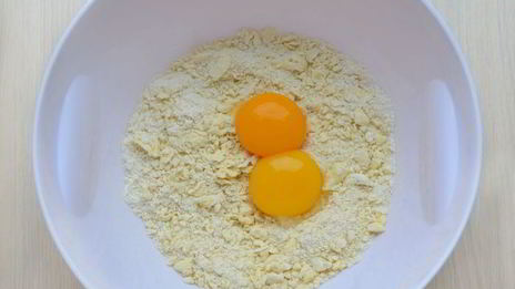 галета с безе и ягодами