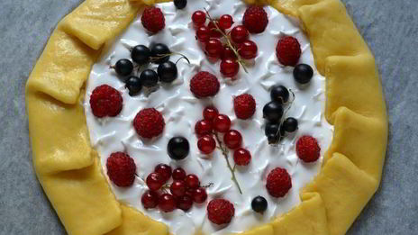 галета с безе и ягодами