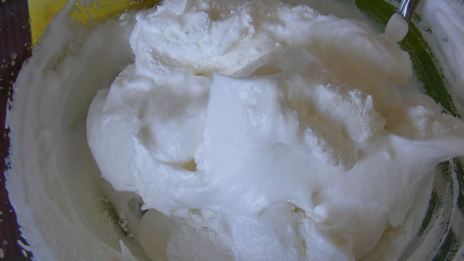 корзинки безе с кремом шарлотт и фруктами