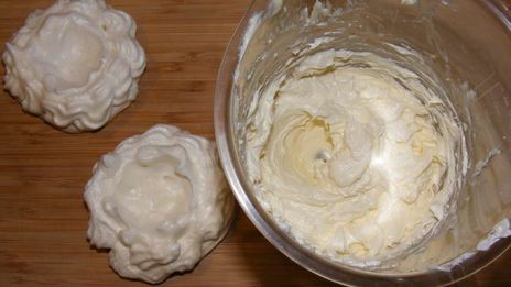 корзинки безе с кремом шарлотт и фруктами