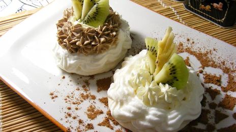 корзинки безе с кремом шарлотт и фруктами