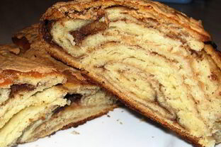 Сдобный рулет под шапкой безе