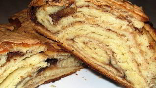 Сдобный рулет под шапкой безе