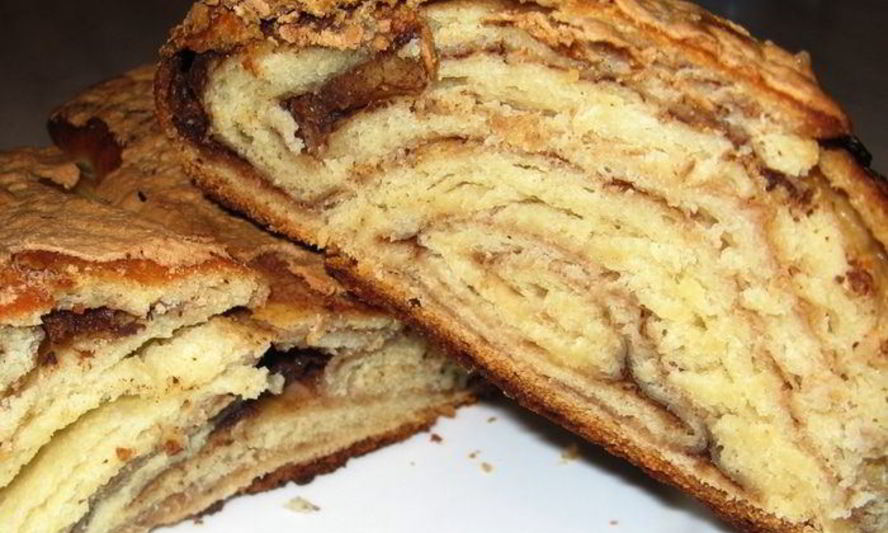 Рецепт сдобного рулета под шапкой безе