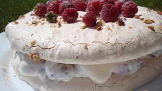 Торт-безе с творожно-малиновой начинкой