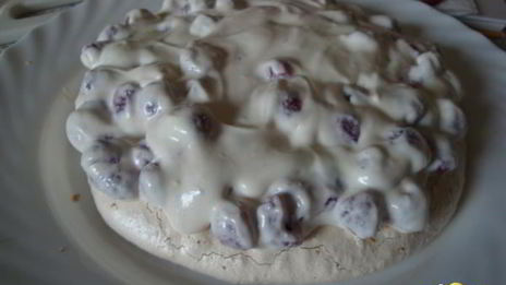 торт-безе с творожно-малиновой начинкой