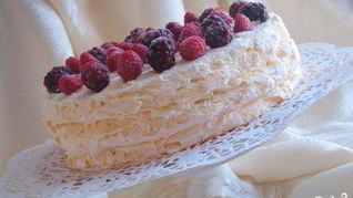 Торт-безе с ягодами