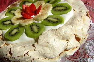 Торт-безе со взбитыми сливками и фруктами