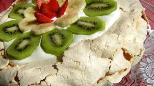 Торт-безе со взбитыми сливками и фруктами