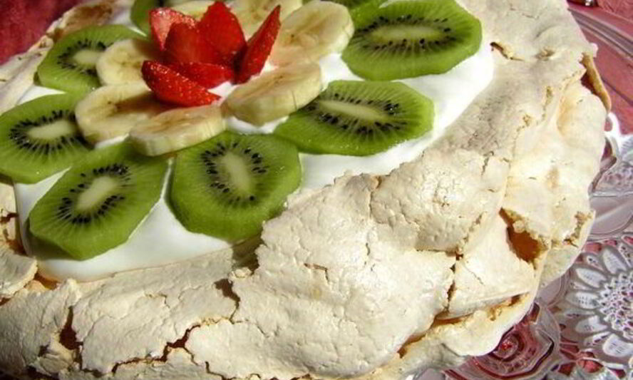 Рецепт торта-безе со взбитыми сливками и фруктами