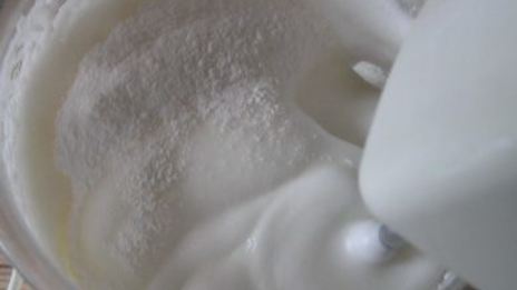 торт-безе со взбитыми сливками и фруктами