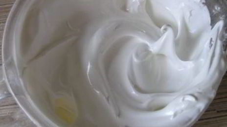 торт-безе со взбитыми сливками и фруктами