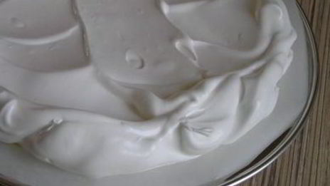 торт-безе со взбитыми сливками и фруктами