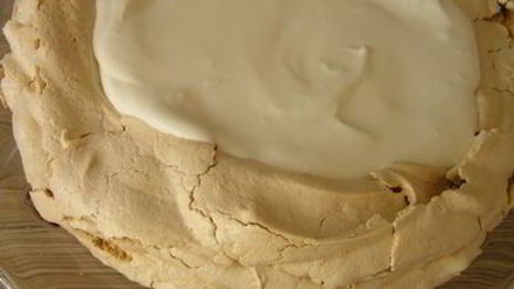 торт-безе со взбитыми сливками и фруктами