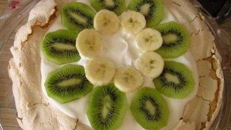 торт-безе со взбитыми сливками и фруктами