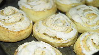 Творожные булочки с начинкой Безе