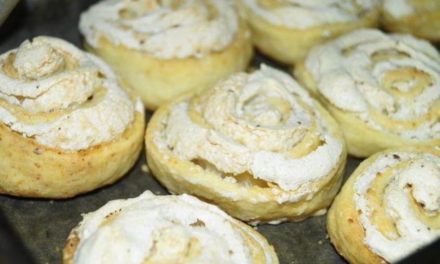 Рецепт творожных булочек с начинкой безе