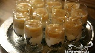 Десерт с йогуртом, черносливом и бренди