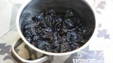 десерт с йогуртом, черносливом и бренди