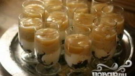 десерт с йогуртом, черносливом и бренди