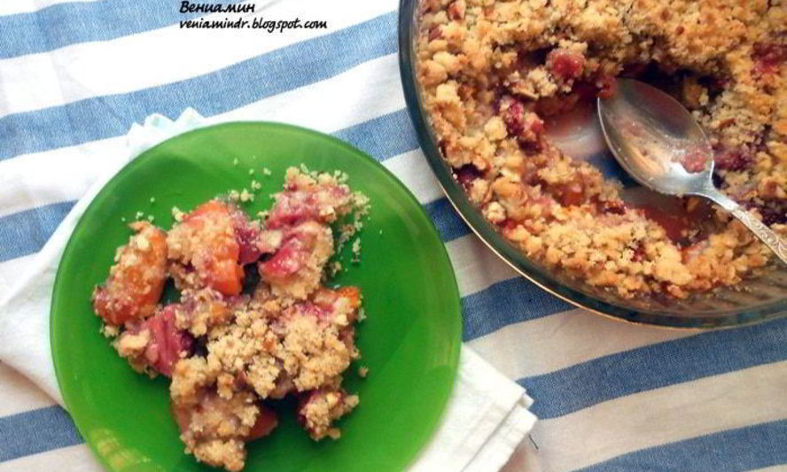 Рецепт клубнично-абрикосового крамбл с миндалем