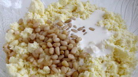 конфеты барфи с кешью и кедровыми орешками