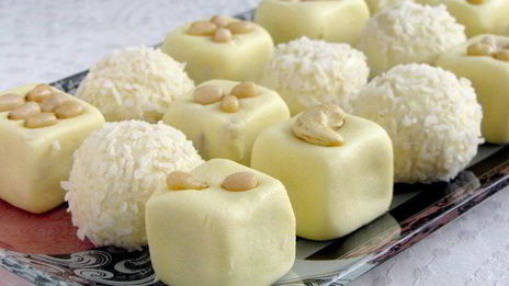 конфеты барфи с кешью и кедровыми орешками