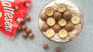 Молочный горячий шоколад c конфетами Maltesers