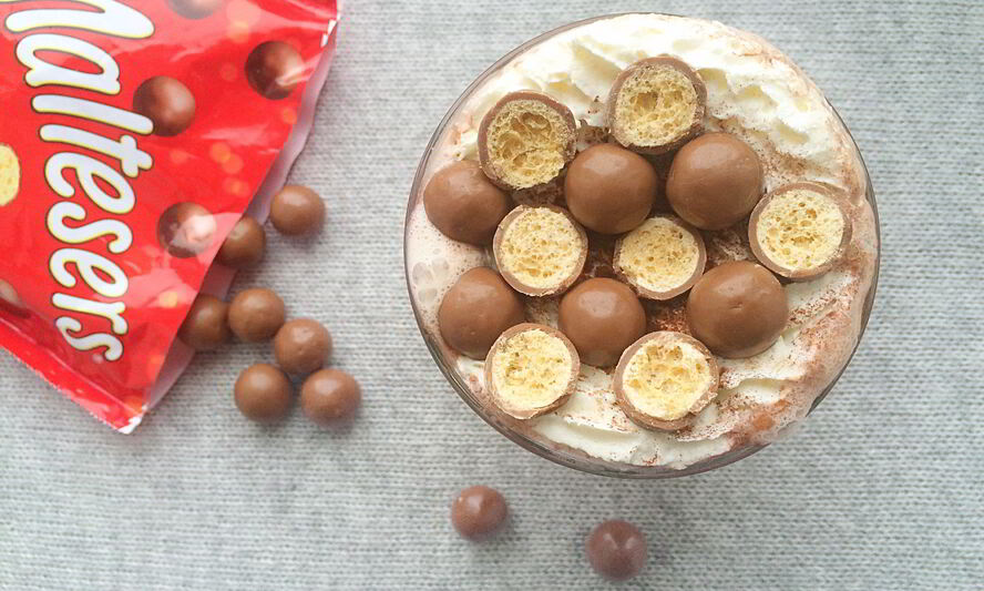 Рецепт молочного горячего шоколада с конфетами maltesers
