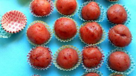 розовые марципановые конфеты