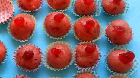 розовые марципановые конфеты