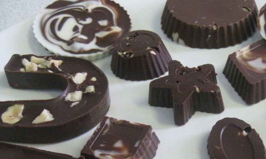 Рецепт шоколадных конфет с брусникой и фундуком