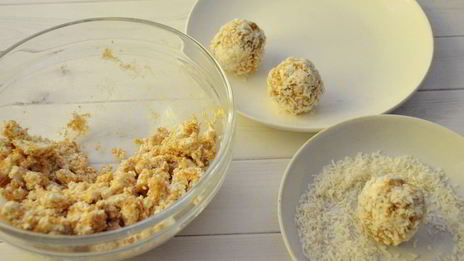 творожные конфеты с кокосом и арахисовой пастой