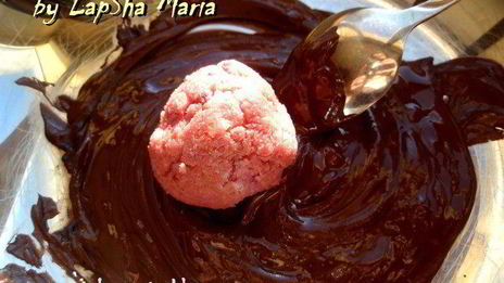 вишневые бисквитные конфеты в шоколаде