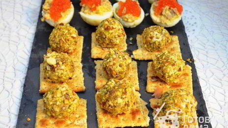 закусочные конфетки с голубым сыром и инжиром