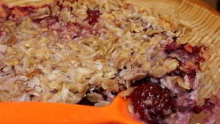 Крамбль с ежевикой и кокосовым молоком