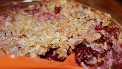 крамбль с ежевикой и кокосовым молоком