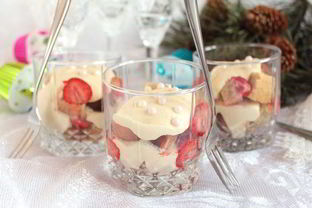 Бисквит с клубникой и сливочным кремом