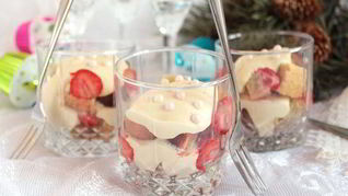 Бисквит с клубникой и сливочным кремом