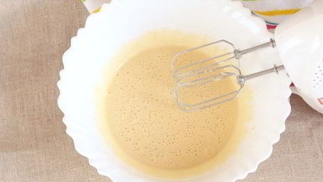 бисквит с клубникой и сливочным кремом